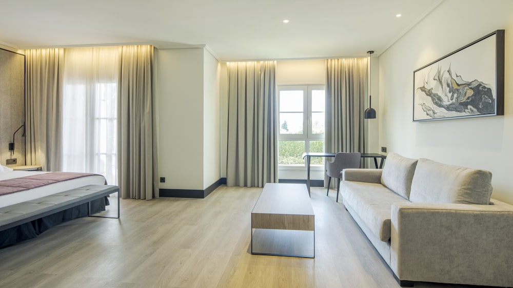 Premium Suite, 2 adults and 1 child - Photo 1
