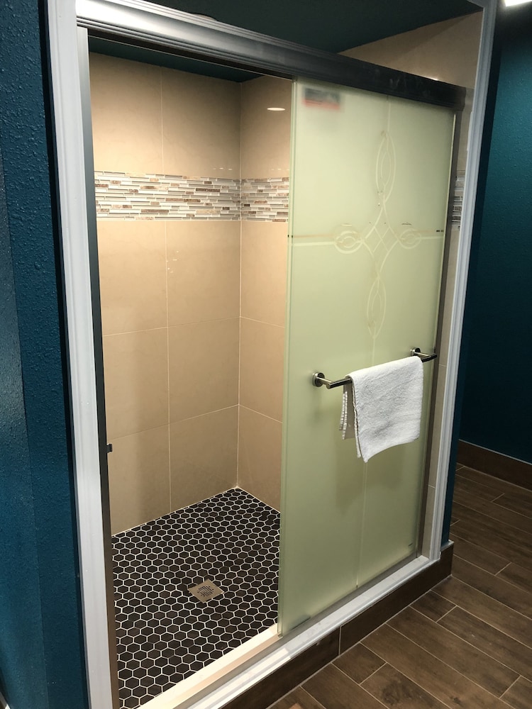 Deluxe Room, 1 King Bed, Non Smoking, Jetted Tub photo 2