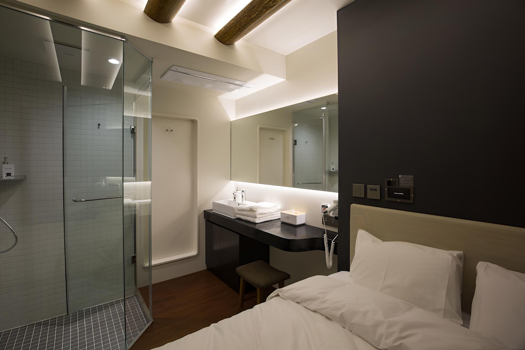 Double Room (Shower, 12hrs use, Transit passengers are not allowed to stay)