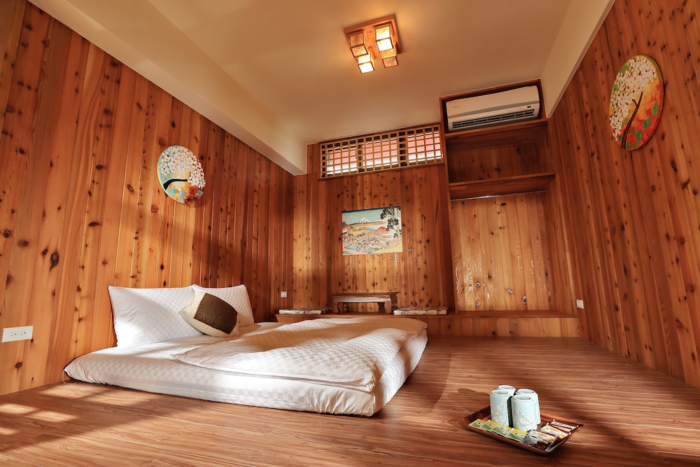 Family Quadruple Room, 2 Queen Beds, Non Smoking, Garden View photo 3
