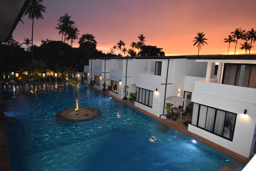 3-Bedroom Townhouse Pool Access photo 2