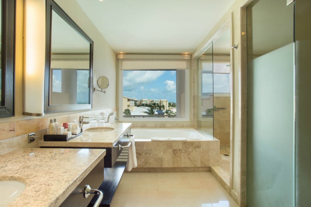 Junior Suite Ocean View King thumbnail 5