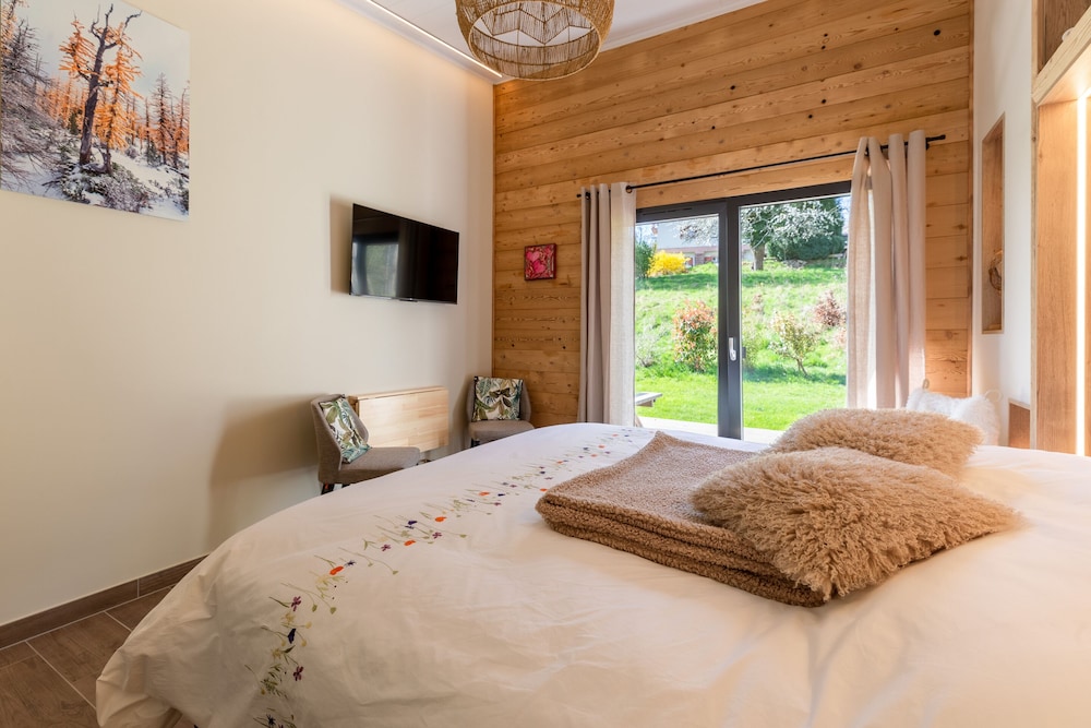 Superior Double Room, Ensuite, Mountain View (Mélèze) photo 1