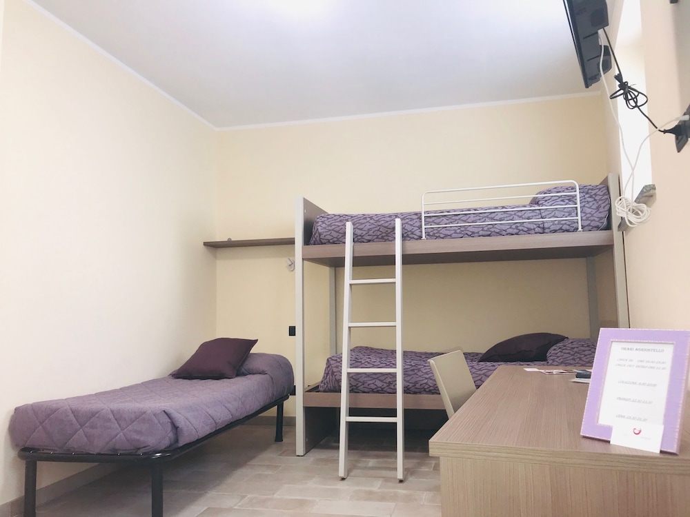Triple Room, Multiple Beds, Non Smoking, Private Bathroom photo 2