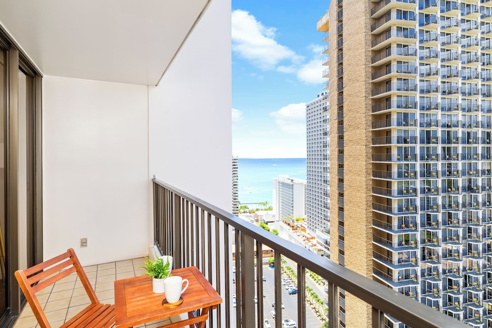 High Floor Ocean View Condo w/ 2 Beds and Parking: Design Apartment, 1 Bedroom, Balcony, Partial Ocean View (0094) photo