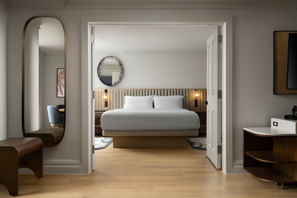 Suite, 1 King Bed thumbnail 6