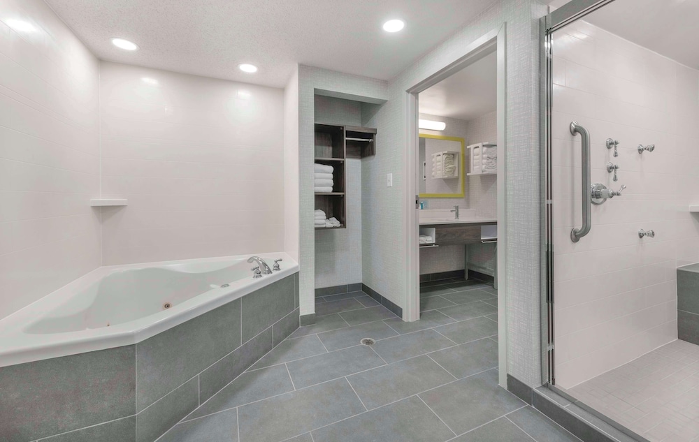 Suite, 1 King Bed, Accessible, Non Smoking - Photo 4