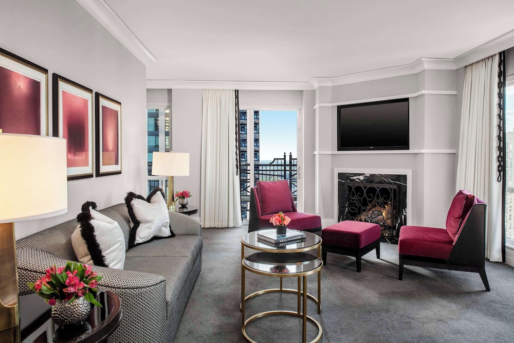 Suite, 1 King Bed, Accessible (Gold Coast Corner, Roll-in Shower) thumbnail 5