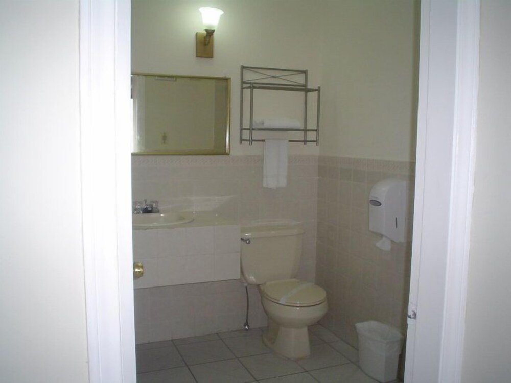 Basic Double Room, 1 Queen Bed photo 3