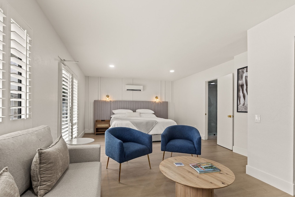 Superior Double Room, 1 King Bed, Private Bathroom, Pool View