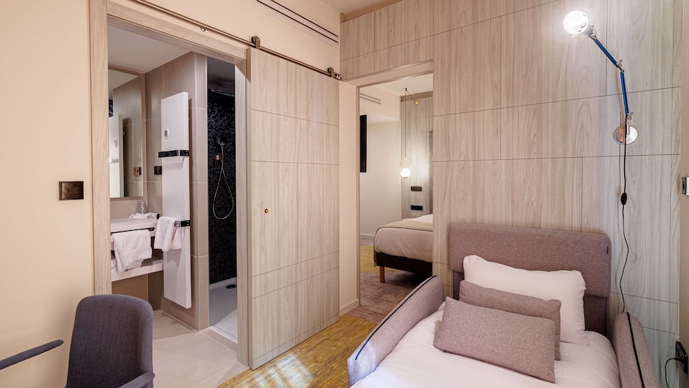 Classic Room, 1 King Bed, Non Smoking (with Single Sofabed) - Photo 3