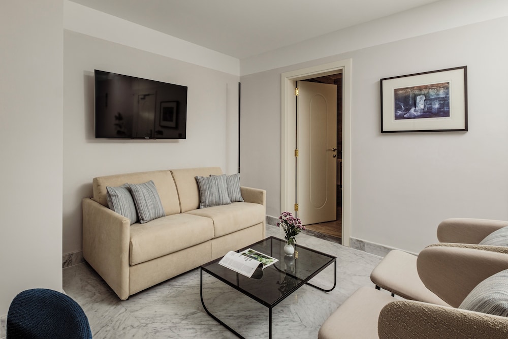 Deluxe Triple Room, Courtyard View photo 1
