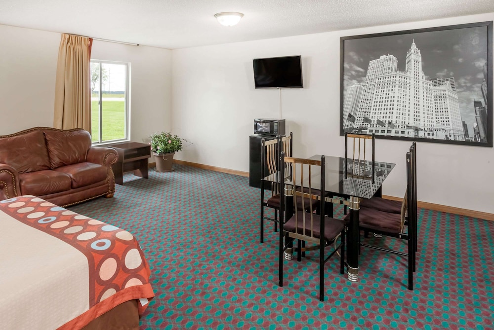 Suite, 1 Queen Bed, Non Smoking, Microwave (Mini Refrigerator) - Photo 1