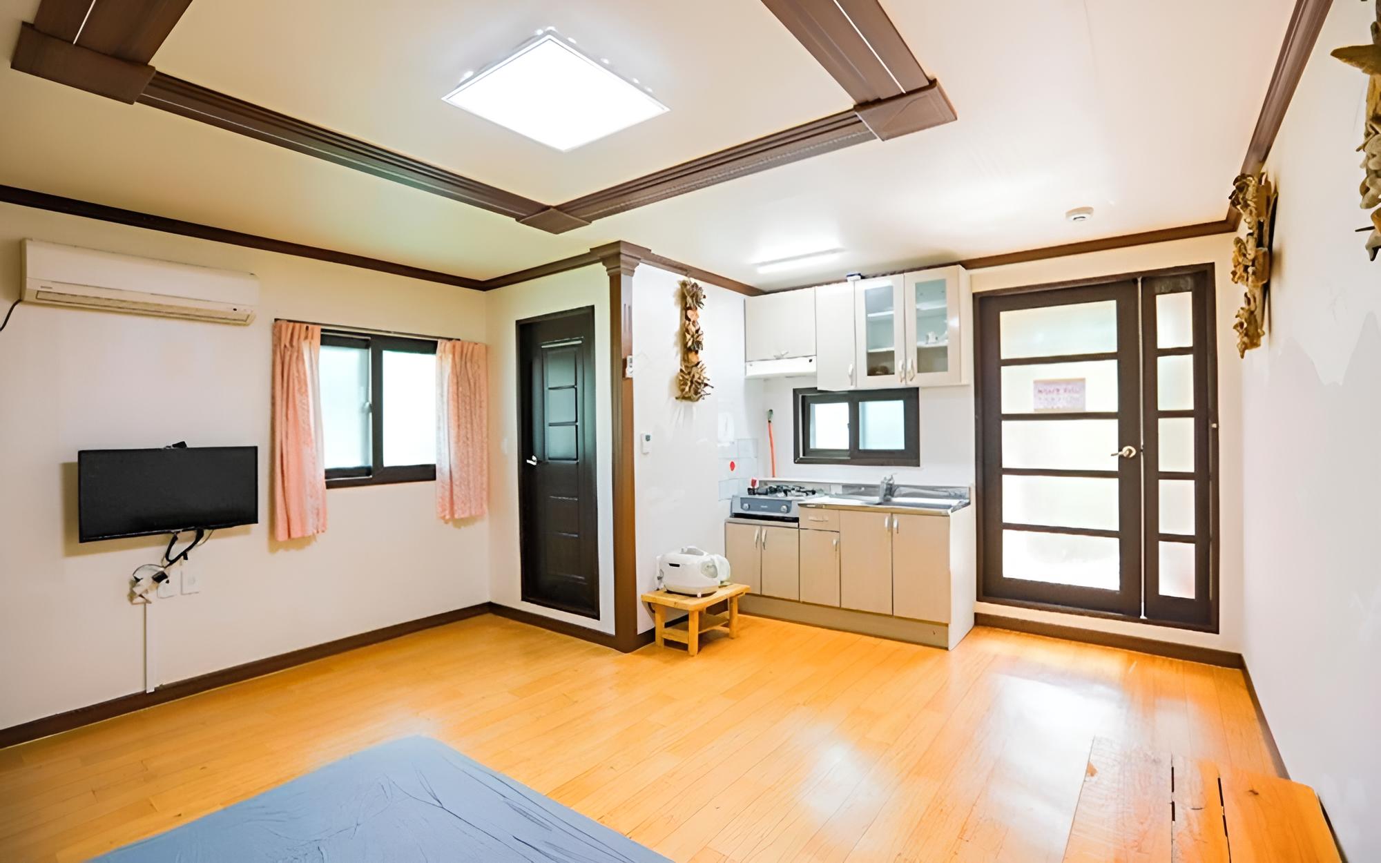 Room (Cosmos) photo 2