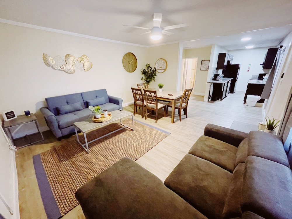 Deluxe 1-Bedroom Two Queen w/ Kitchen & Sofa Bed
