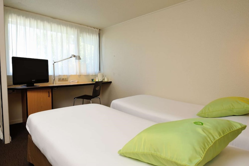 Standard Room, 2 Twin Beds (1 Junior Bed Up To 10 Years) photo 3