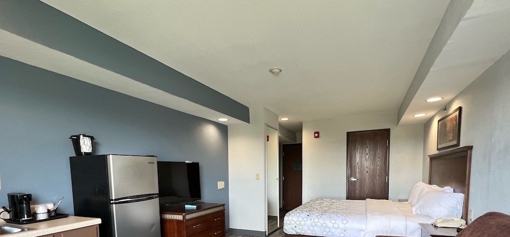 Suite, 1 King Bed, Non Smoking, Kitchenette - Photo 4