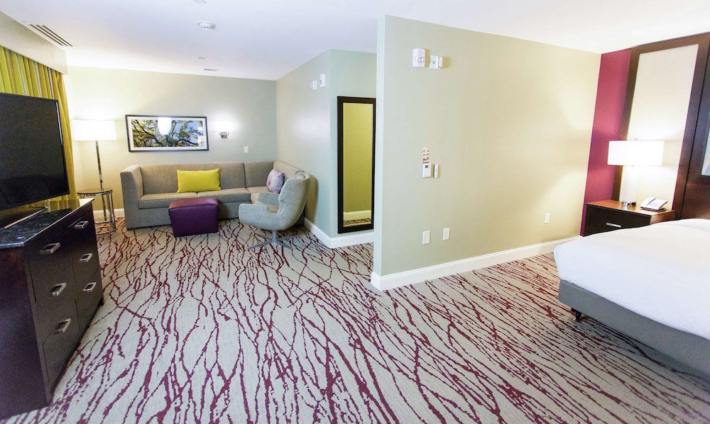 Junior Suite, 1 King Bed, Accessible, Balcony (Mobility, Hearing, Bathtub) - Photo 3