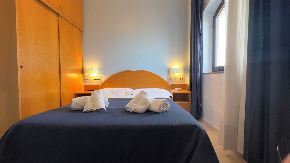 Superior Double Room Single Use, 1 Large Twin Bed, Sea View