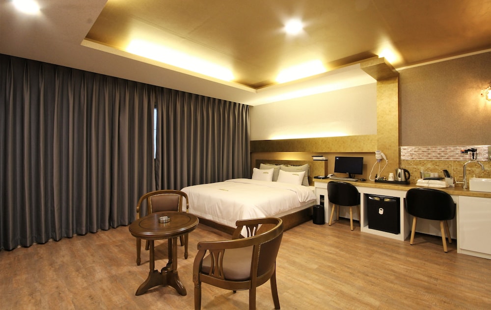 Deluxe Room (Free Netflix, Styler, Air purifier) photo 3