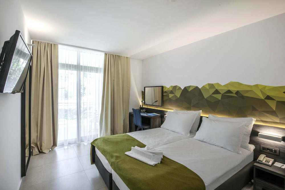 Standard double or twin room, balcony, park view - Photo 4
