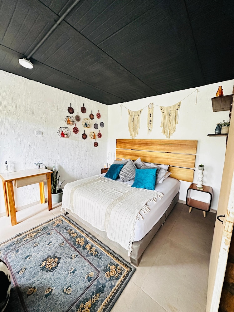 Comfort Room, 1 Queen Bed, Private Bathroom, Mountain View