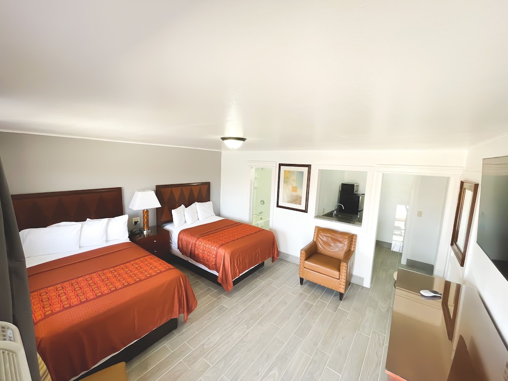 Economy Room, 1 Double Bed, Refrigerator & Microwave photo 1
