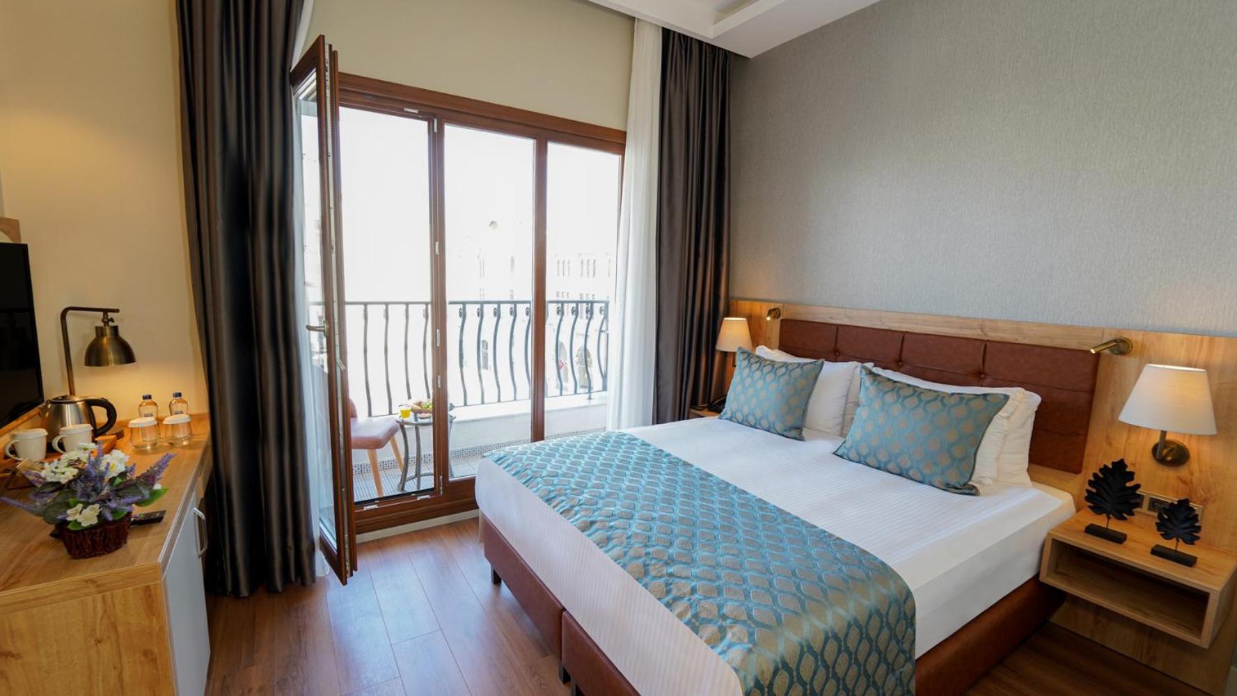 Deluxe Double Room with Balcony photo 1