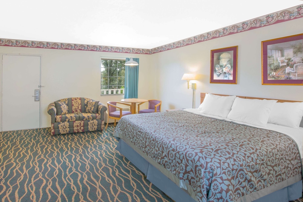 Suite, 1 King Bed, Non Smoking, Jetted Tub photo 2