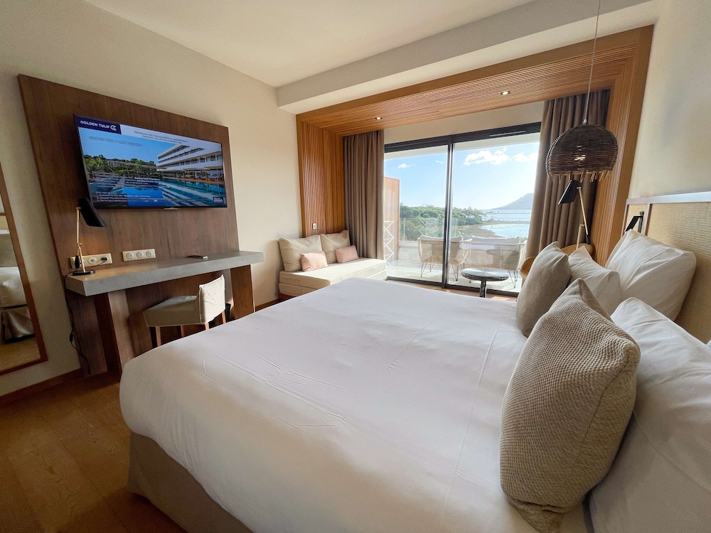 Deluxe Room, 1 King Bed, Balcony, Sea View - Photo 5