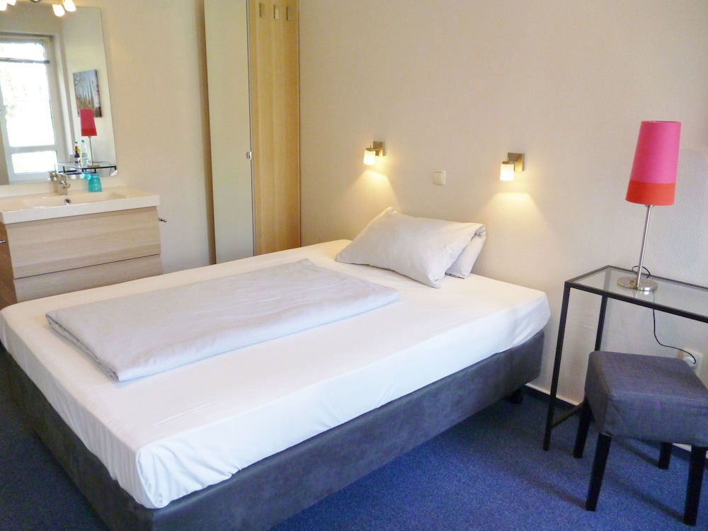 Single room with private external bathroom photo 2
