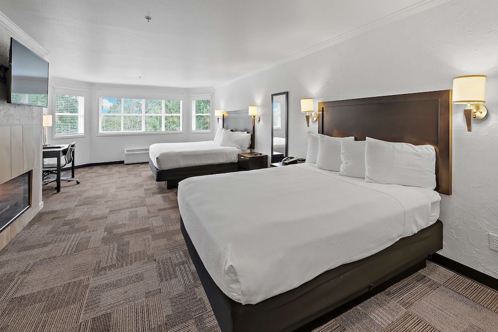 Standard Room, Multiple Beds, Non Smoking, Refrigerator & Microwave - Photo 2