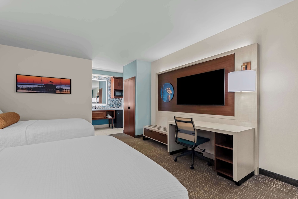 Suite, 2 Queen Beds, Non Smoking, Refrigerator & Microwave (Larger Room) - Photo 4