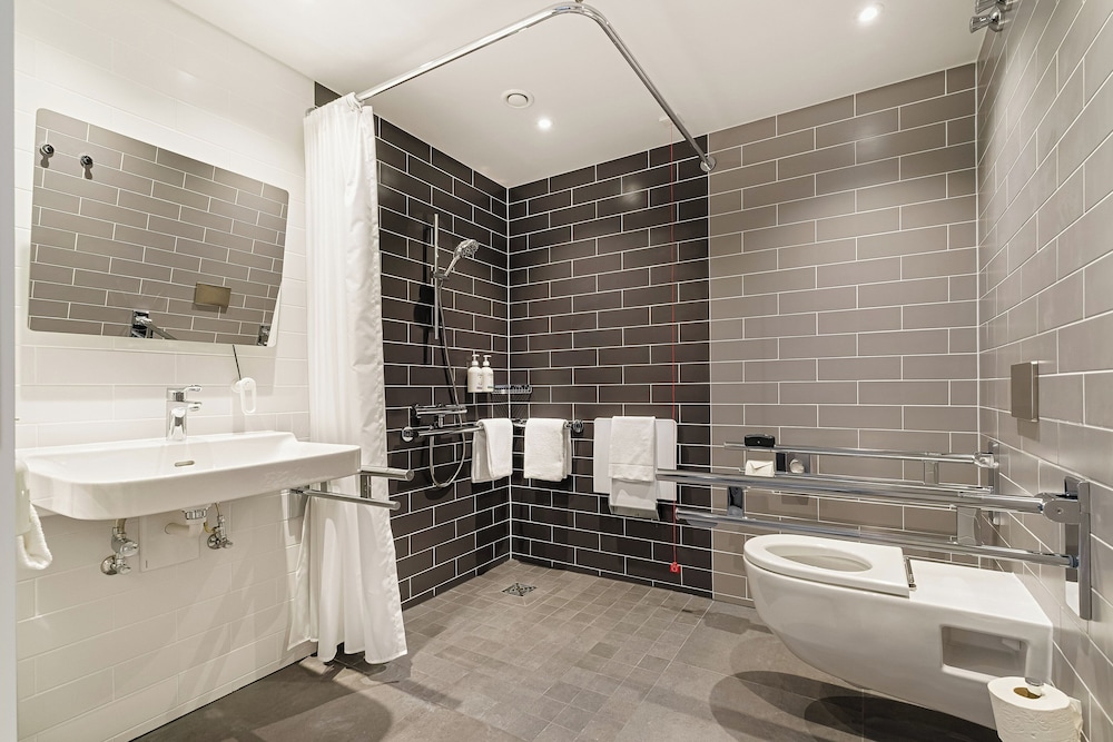 Standard Room, 1 Queen Bed, Accessible Bathtub - Photo 5
