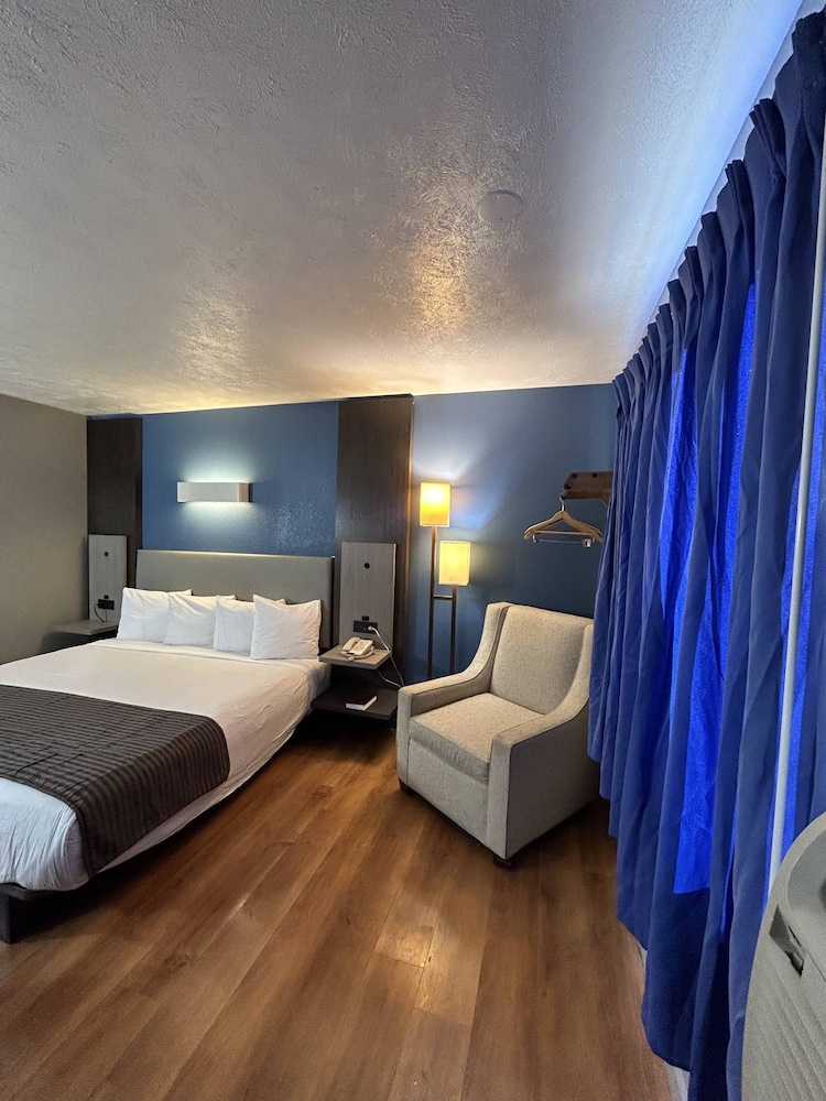 Room, 1 King Bed, Accessible, Non Smoking - Photo 2