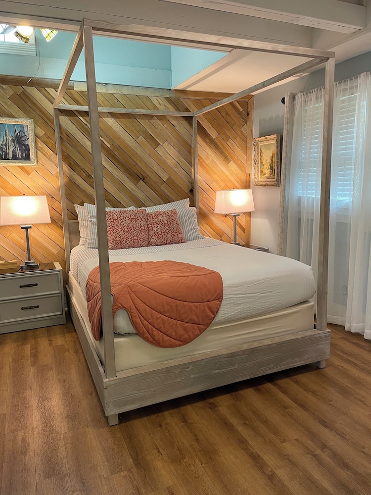 Deluxe Suite, 2 Bedrooms, Courtyard View