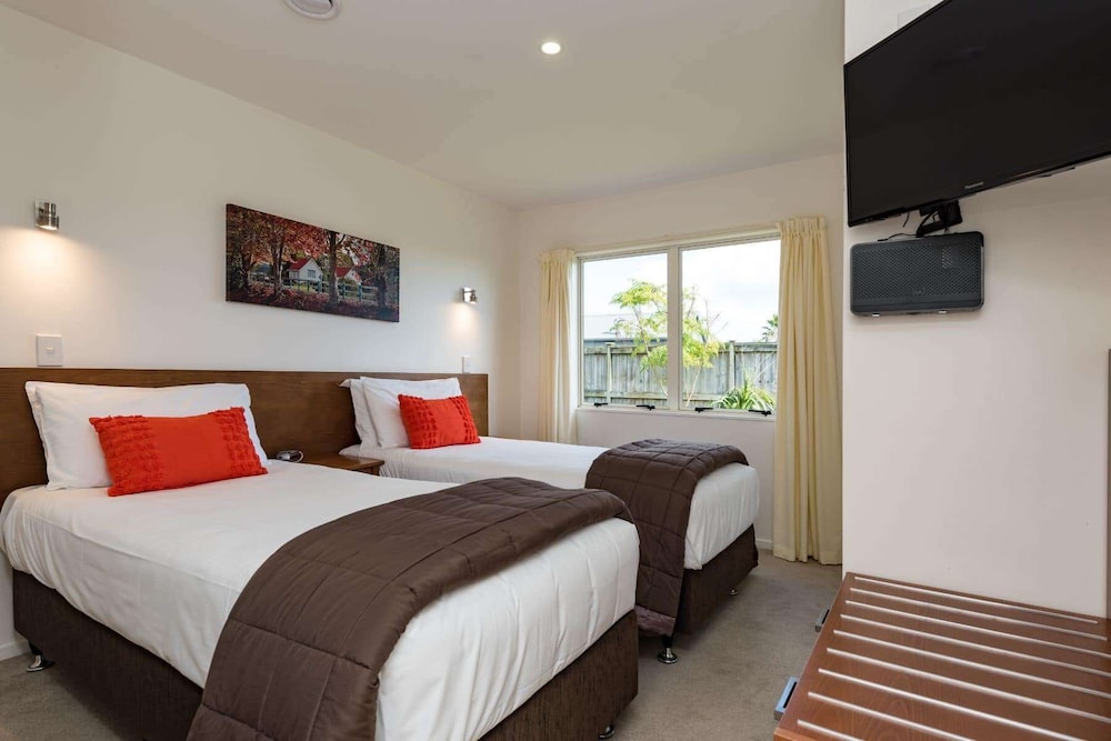 Two Bedroom Suite - Photo 7