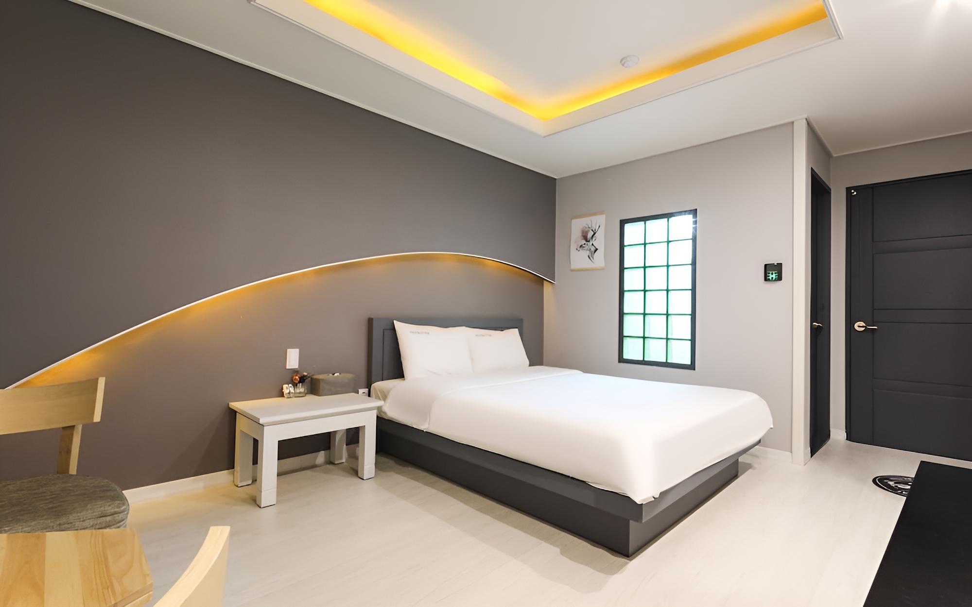 Room (Standard (non-smoking Netflix availab) - Photo 1