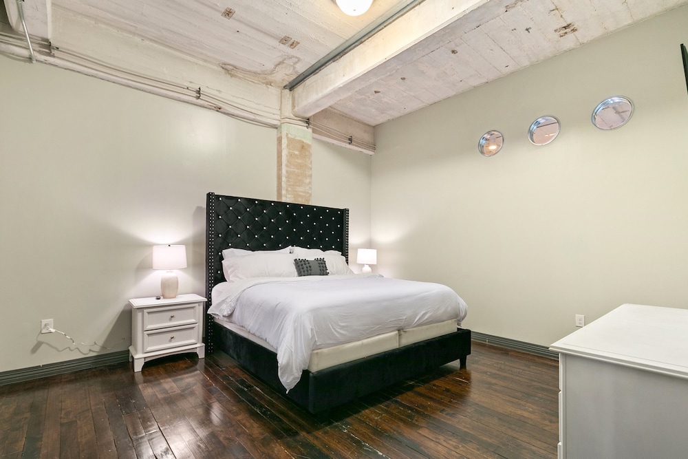 Signature Loft, 3 Bedrooms, 2 Bathrooms, City View - Photo 3