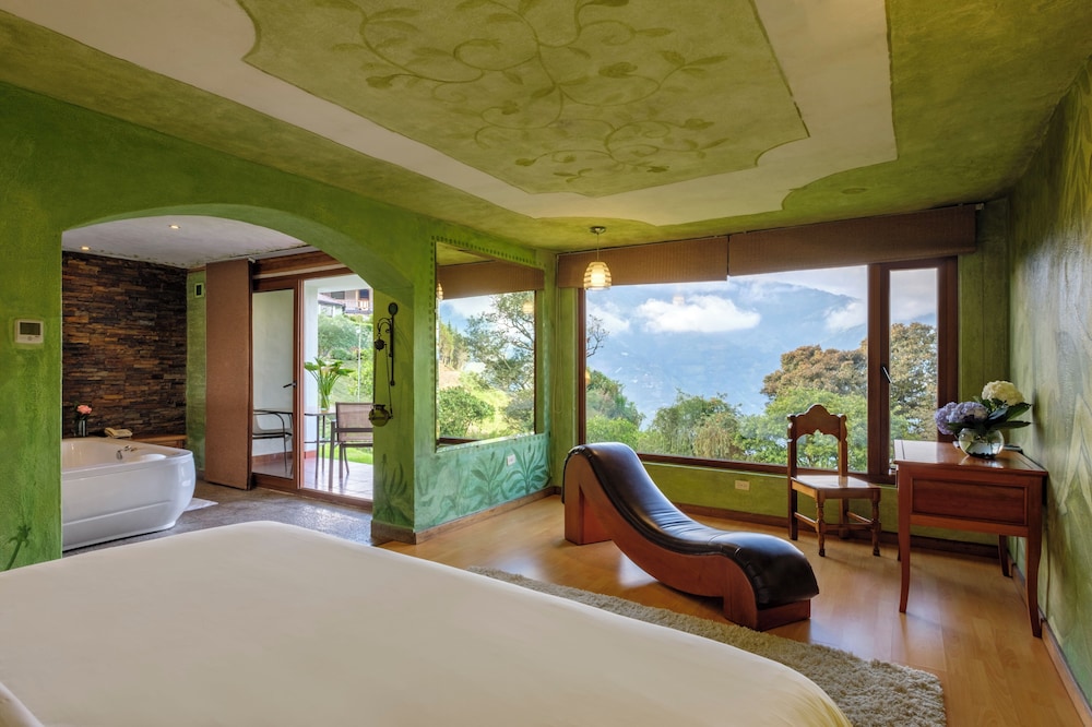 Classic Studio Suite, Hot Tub, Mountain View