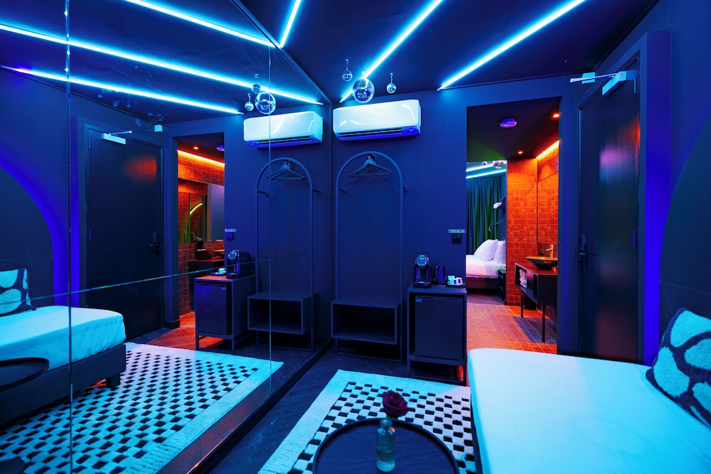 Club Suite, Canal View