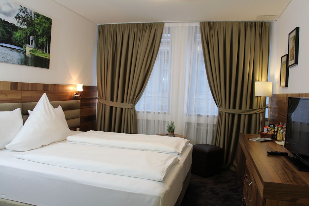 Standard Double or Twin Room, Ensuite photo 1