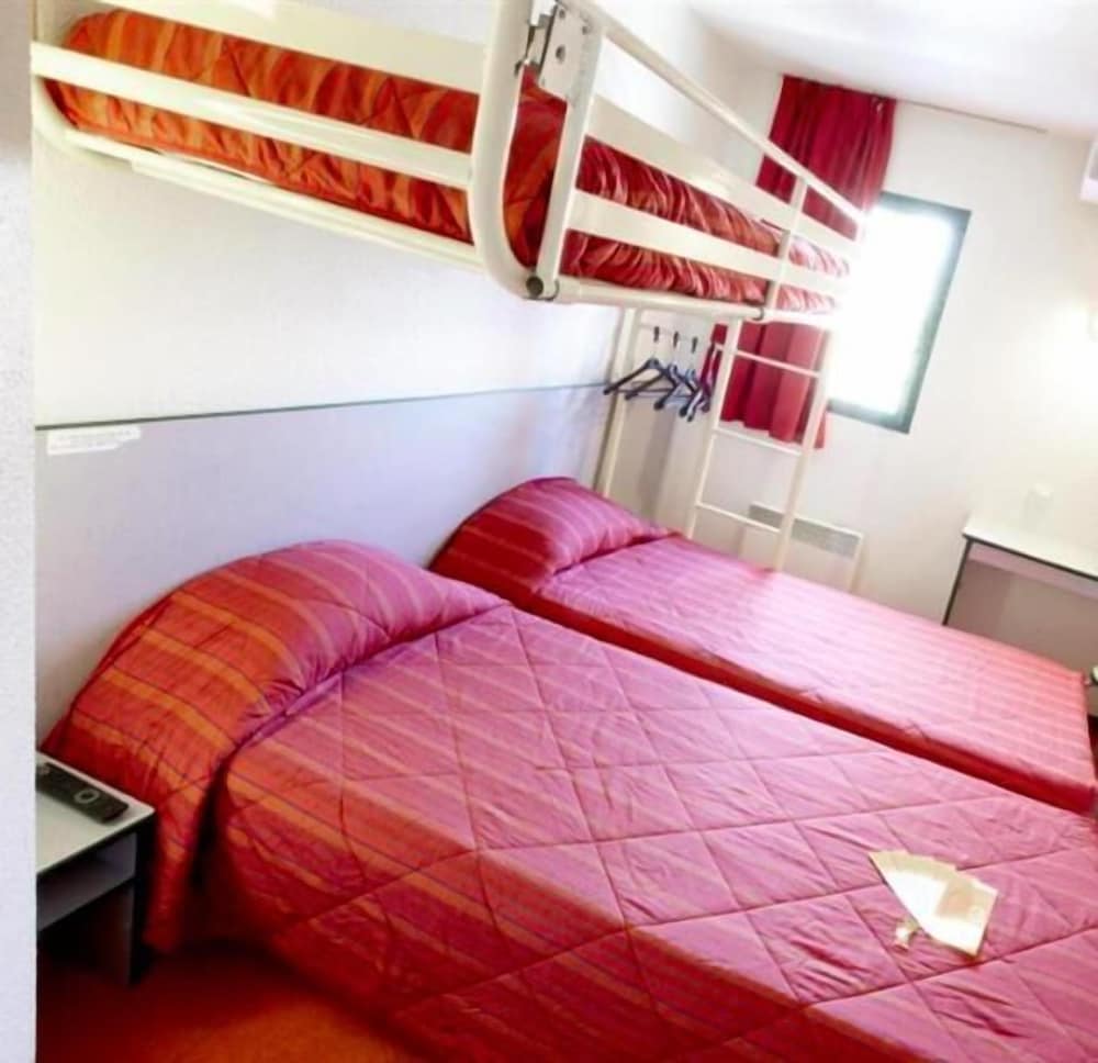 Standard Room, 3 Twin Beds photo 2