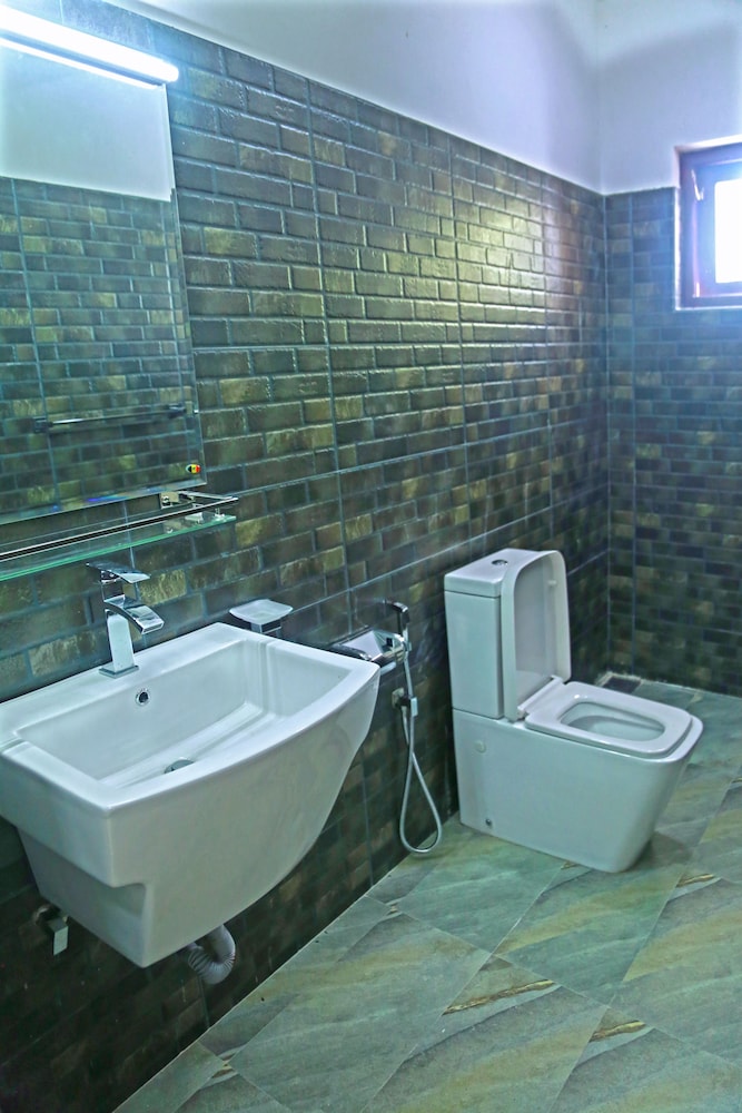Deluxe Room, Multiple Beds, Non Smoking photo 3