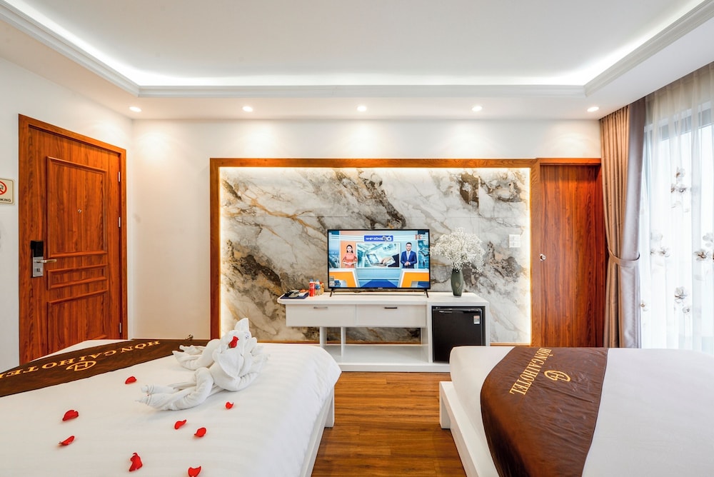 Family Quadruple Room, 1 King Bed, Courtyard View, Beachside