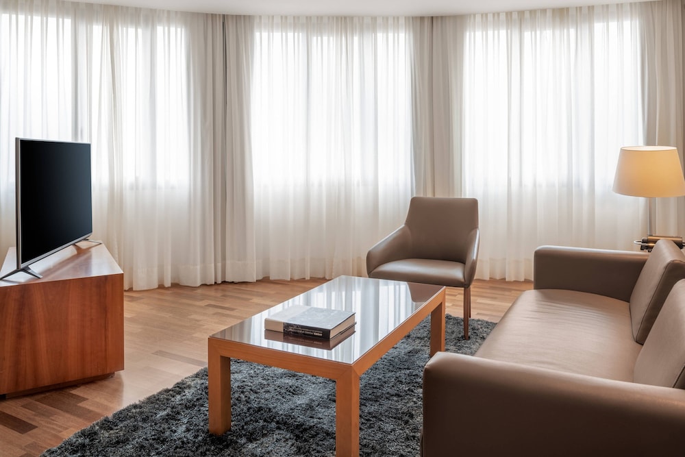 Junior Suite, 1 King Bed with Sofa bed thumbnail 6