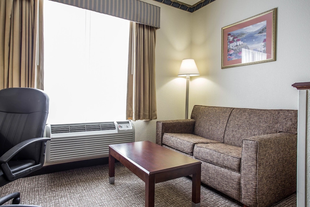 Suite (2 Queen and 1 Sofa bed) photo 3
