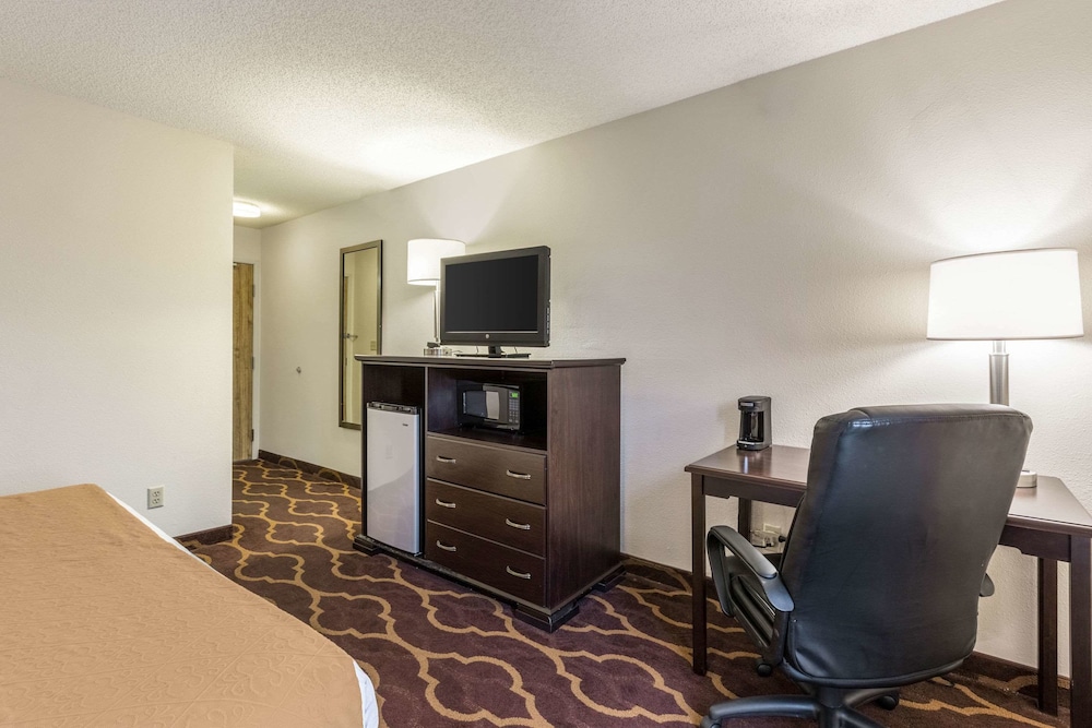 Standard Room, 1 King Bed, Non Smoking - Photo 1