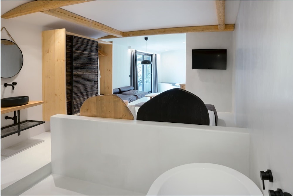 Executive Junior Suite with Landscape View - Photo 2