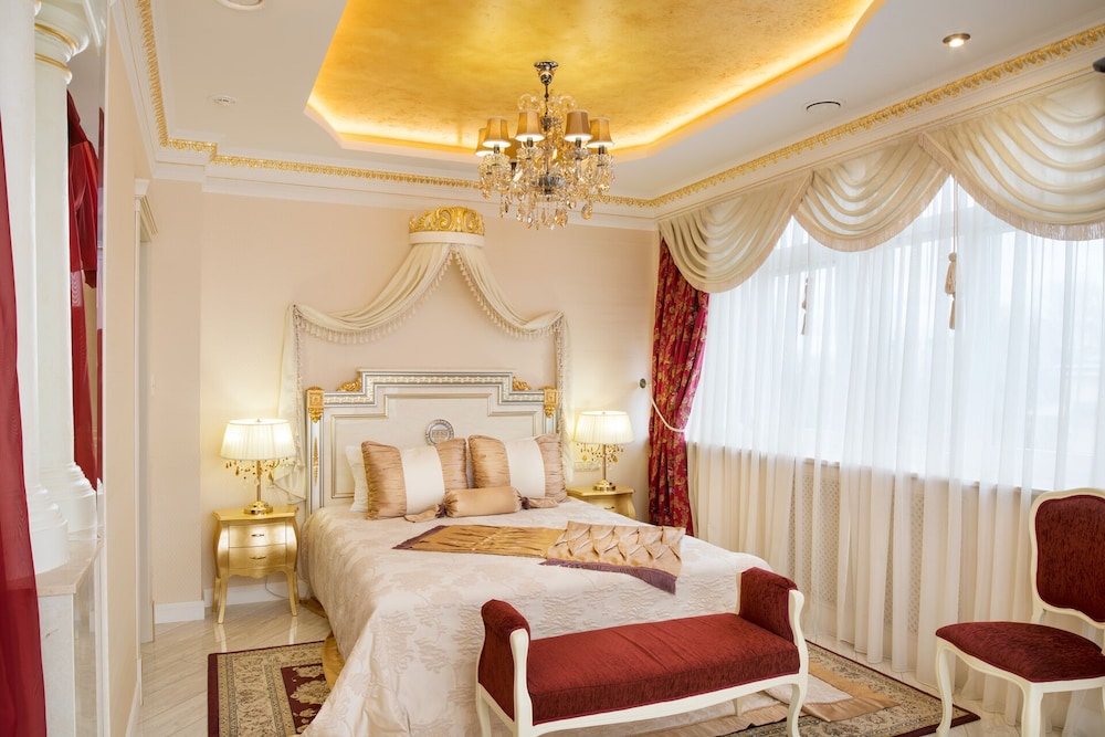 Honeymoon Suite